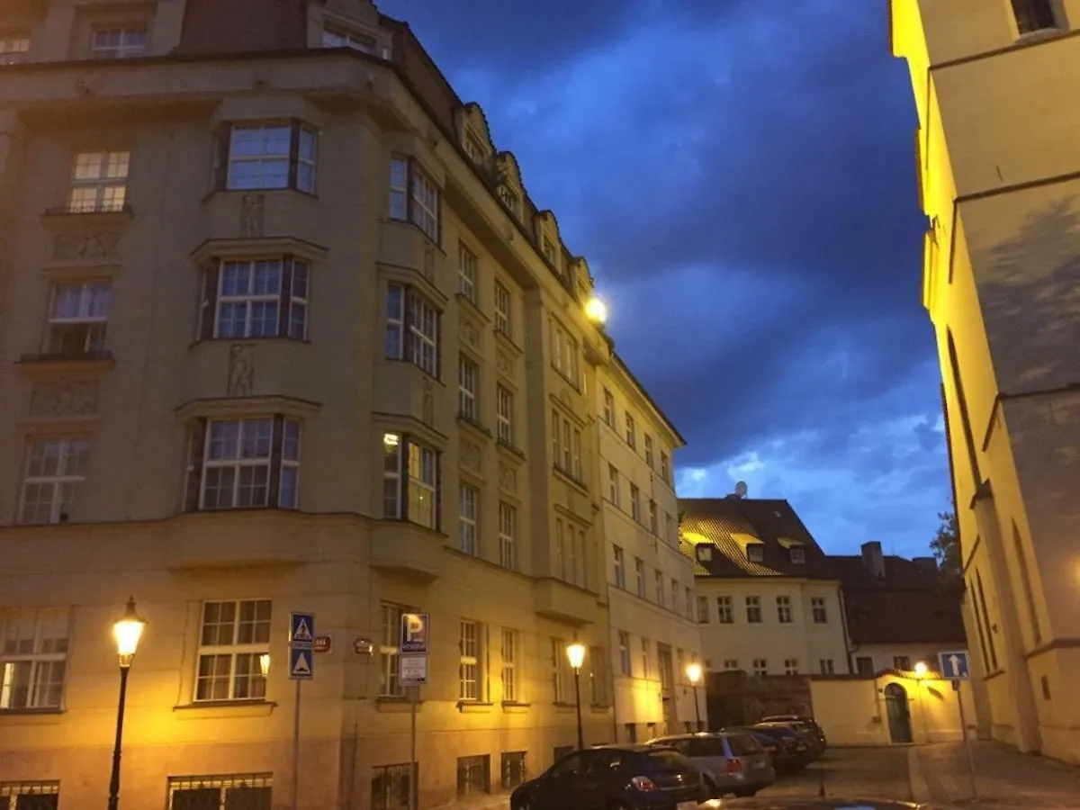 Spacious Elegance In The Heart Of Old Town Praha Apartmán